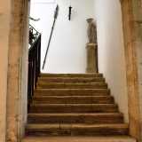 ...ci dirigiamo attraverso una scala in pietra al piano nobile del palazzo